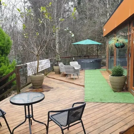 Relaxing couples getaway with hot tub Отели в г. Конгльтон