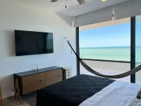 Luxury beachfront condo w/private jacuzzi Hotel a 