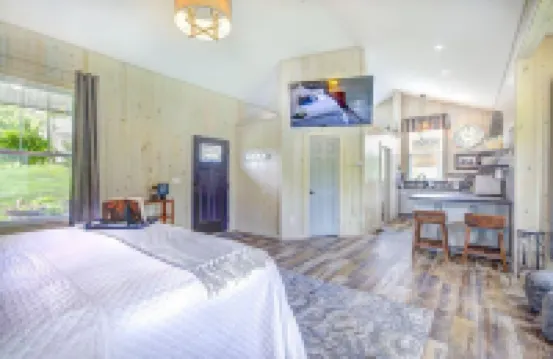 Heart of the Hocking Hills centrally located to hiking trails, lake and shopping