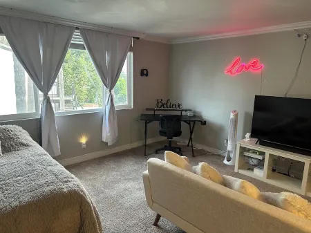 Charming studio apartment in lovely Burbank with WiFi, on-site fitness room Отели в г. Бербанк