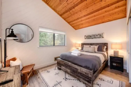 Cozy-chic cabin close to wineries!