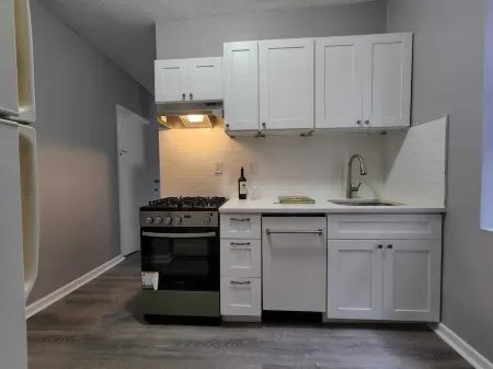 Cozy 1-bedroom apartment in West New York with AC, WiFi Отели рядом с достопримечательностью «Запад Нью Йорк Паркс Департмент»