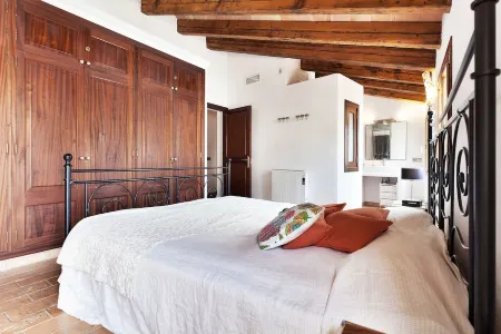 Designer Townhouse, Heated pool, close to main plaza, WiFi, 4 beds sleeps 7