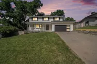 Modern 6Br West Omaha, 2-Car Garage, W/D, Smart TV, Pet-Friendly, 1 Gbps