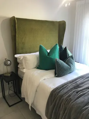 Safe and clean apartment in Greenstone Hill close to Gautrain Station. Hotels in Lethabong