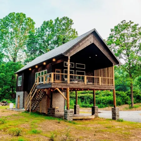 Brand new River Cabin ready for floating swimming or fishing . Close to Skiing!!