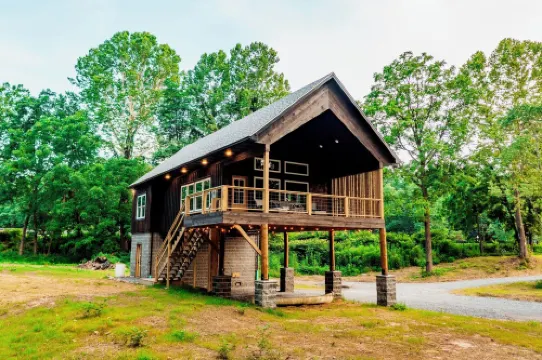 Brand new River Cabin ready for floating swimming or fishing . Close to Skiing!!