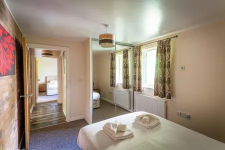 Weaver; woodland lodge for 12 with hot tub, log burner, BBQ, near Alton Towers.