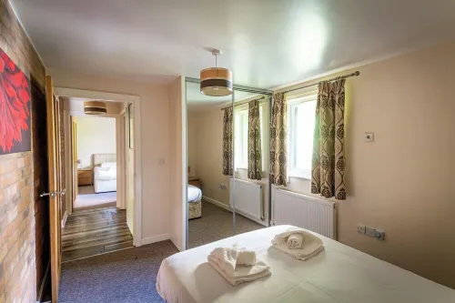 Weaver; woodland lodge for 12 with hot tub, log burner, BBQ, near Alton Towers.