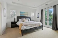 3Br Charming Irvine Gem|Private Patio|Workspace|Pet-Friendly|Garage Access #110 The Village at Irvine Spectrum Center附近的飯店