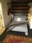 CozyOaks Studio - Charming cottage in woodsy Oakland with WiFi access
