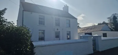 Alpaca Farmhouse with all weather private hot tub and alpaca experience included Отели в г. Дромор