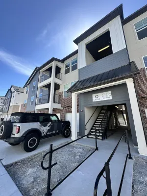 Modern 3 bed condo in heart of Riverton 리버턴 호텔