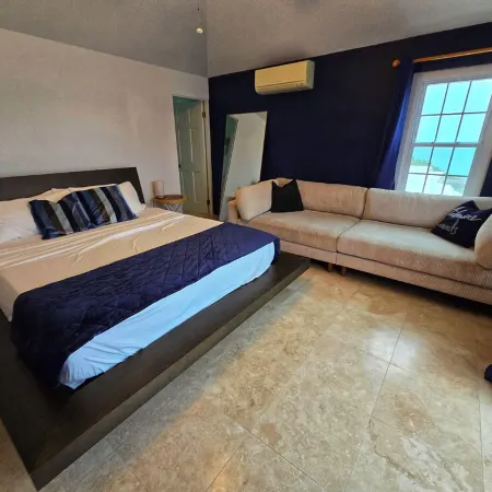 Oceanfront "Dock of the Bay" Retreat in Beautiful Bermuda Отели в г. Сэндис