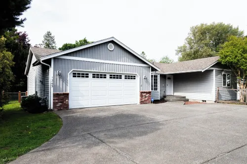 Modern Minimalist Home 4BR 5 Beds, AC Comfort & Wifi Hotels in Burlington