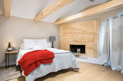 *New* Cozy Ski in/out chalet with hottub in the heart of the blue mountains. Hotel in zona Aroma Villa Spa