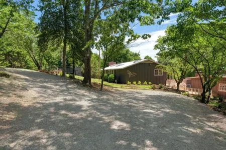 Serene Lake Oasis ~ King Bed Отели в г. Forsyth County