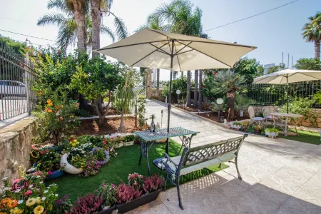 Villa Silvana facing the sea