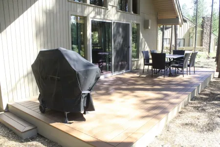 Chalet Squatch - Cozy-Luxe Cabin Near Village & SHARC!