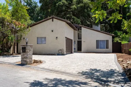 Mid-Century Calabasas Residence Отели в г. Калабасас