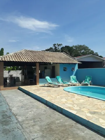 Casa Simples com Quiosque e Piscina