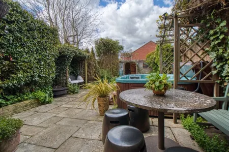 Large Victorian family home, hot tub, 5 min walk to beach, pets, sleeps 11, BBQ