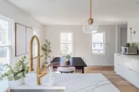 Whole Modern House on Trestle Trail 로즈데일 호텔