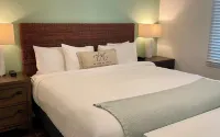 Riley's Retreat, 1 Bedroom Waterfront with Private Boat Dock and Beach Access