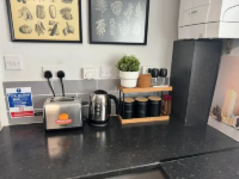 4 Bedroom Flat - Sleeps 5 - Free Parking & Wifi - Warwickshire