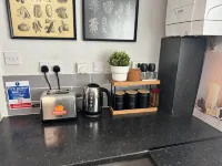 4 Bedroom Flat - Sleeps 5 - Free Parking & Wifi - Warwickshire