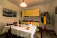 Cozy country house surrounded by olive trees. Hotels in Gavorrano