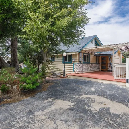 Serene 2 Bed 2 Bath Cabin with Hot Tub Nestled in San Bernardino Mountains