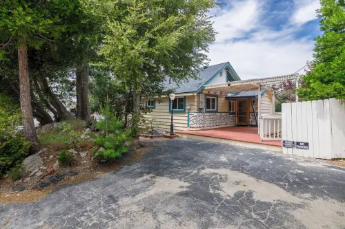 Serene 2 Bed 2 Bath Cabin with Hot Tub Nestled in San Bernardino Mountains