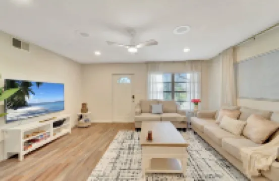 2 Kitchens + Pool + Ping-Pong + Corn Hole + BBQ + Next to Venice Downtown