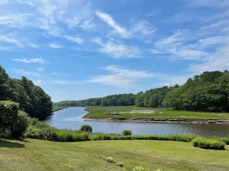 Charming waterfront Cottage, explore, relax and enjoy the Maine Coast