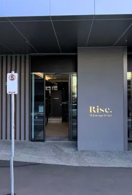 Rise to the Top! Modern 2 Bedroom w/Balcony, Gym, Pool, Spa, Sauna & Steam room Hotels in Moonee Ponds