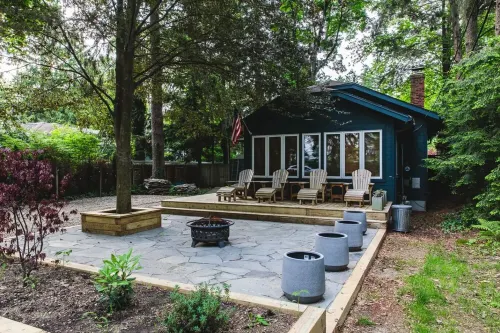 Charming Lake Cottage - 3 Bedrooms, Hot Tub, Sauna, Large Yard
