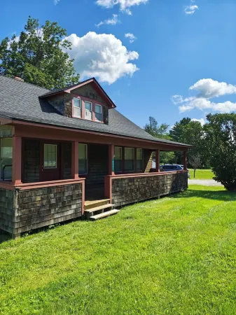 Cozy 3-bedroom house minutes to Okemo and downtown Ludlow
