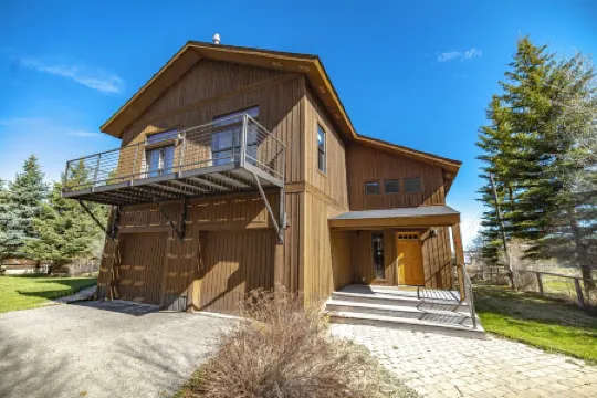 East Jackson Living with Outdoor Space and Easy Access to Cache Creek Trails!