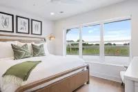 Waterfront Marina Access and Cozy Pool - Luxurious Coastal Haven