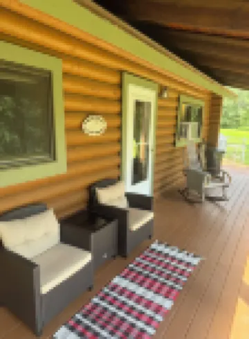 Westby Hideaway: Charming & Cozy 2-Bedroom Cabin on a Peaceful Dead-End Road.
