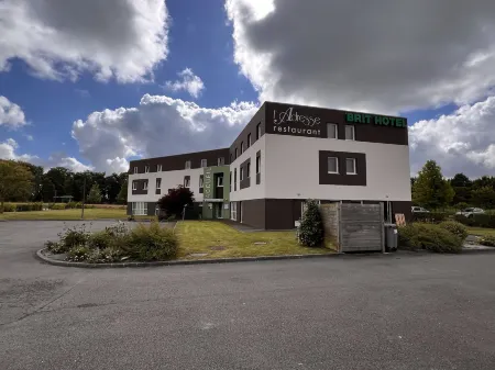 Brit Hotel Saint-Méen-Le-Grand en Brocéliande Отели рядом с достопримечательностью «La Maison du Graal»