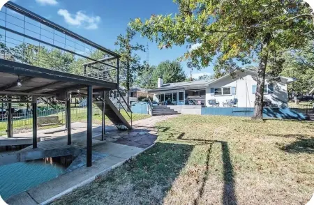 Cedar Creek Lakehouse: Firepit, Lake Access, Hot Tub, and Pet Friendly