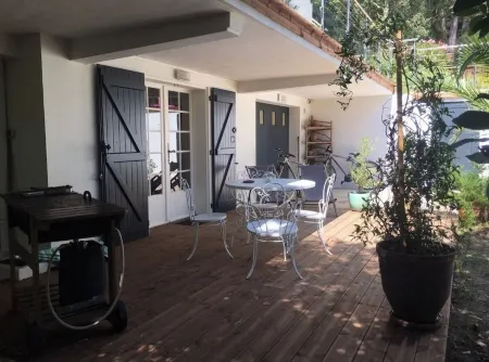 Charming T2 garden with trees and parking, close to beaches and golf course.