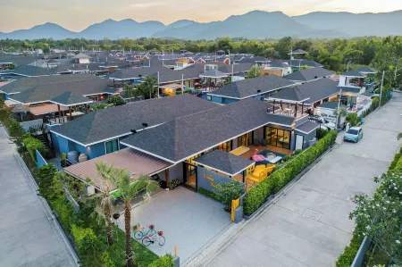 Breeze Casa Private Pool Villas Отели рядом с достопримечательностью «Suwanmas Mongkol Temple»