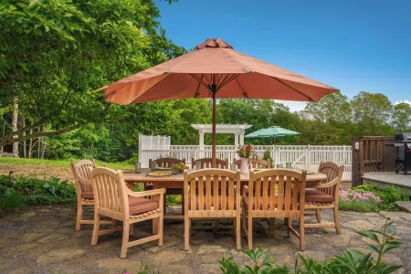 Autumn Escape with Tennis Court and Stunning Foliage Отели в г. Уилмингтон