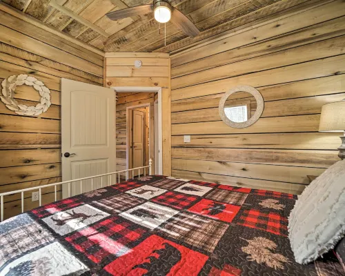 Modern Cabin w/ Fire Pit < 3 Mi to Trails! Hotels in Boyd