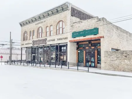 Remodeled historic cottage, 2-min walk to downtown. Отели в г. Хико