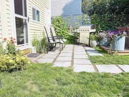 3 Bedroom Cozy BurlingtonEscape w/HOT TUB!