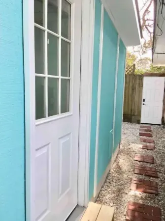 Sunny Daze Tiny Cottage, sleeps 2 adults Отели рядом с достопримечательностью «Cockspur Island Lighthouse»